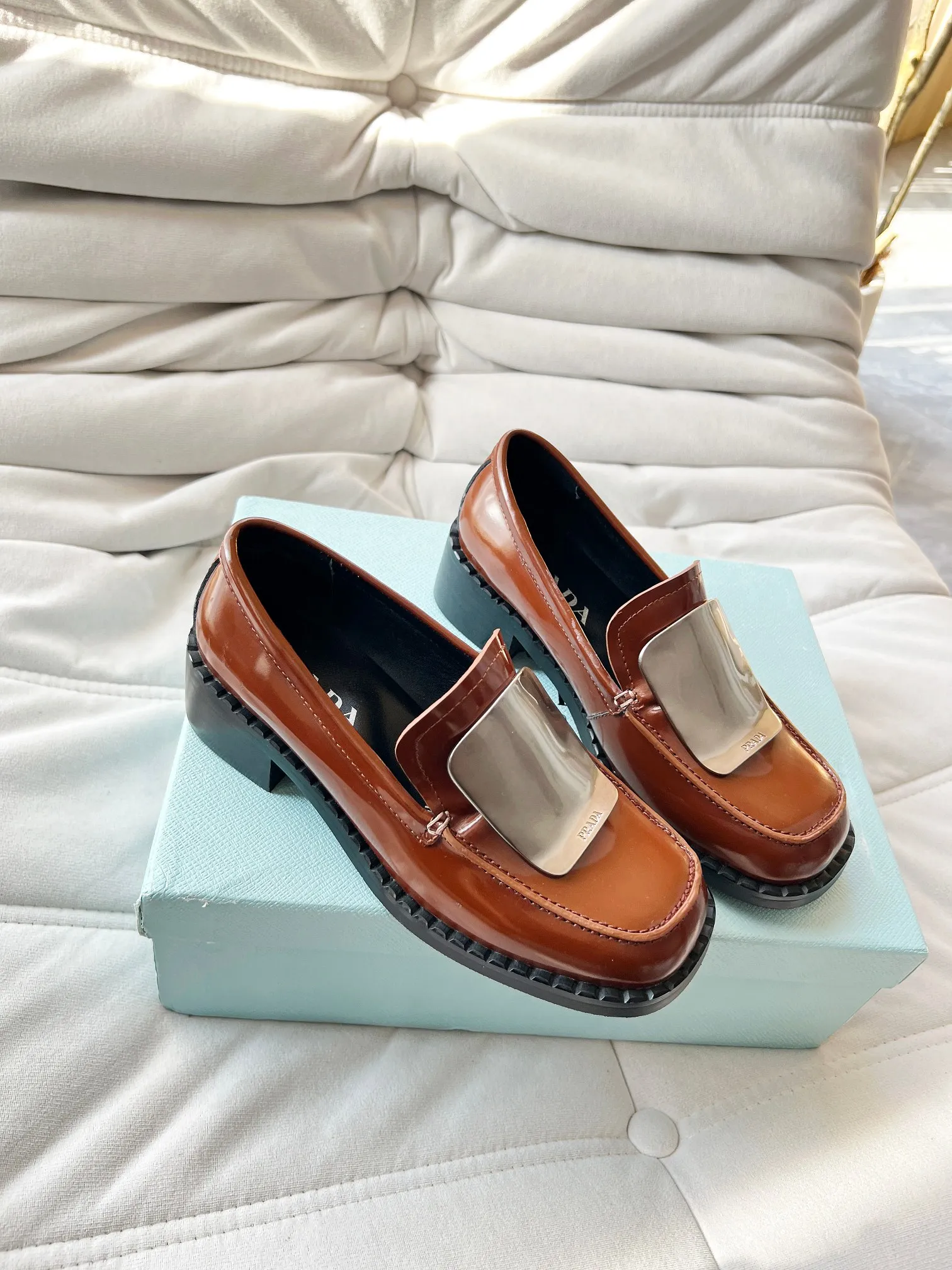 👟👟Ex-factory price 560👟👟 Prada’s new spring and summer women’s clothing｜Absolutely beautiful🥰Exception! Extra number! Anita will continue to update the latest SS25 catwalk pre-sale models, with novel logos as soul mates. Full of fun ~ Adhering to the trend-setting vane, you must believe in Prada's ability to capture fashion. 35-42 yards